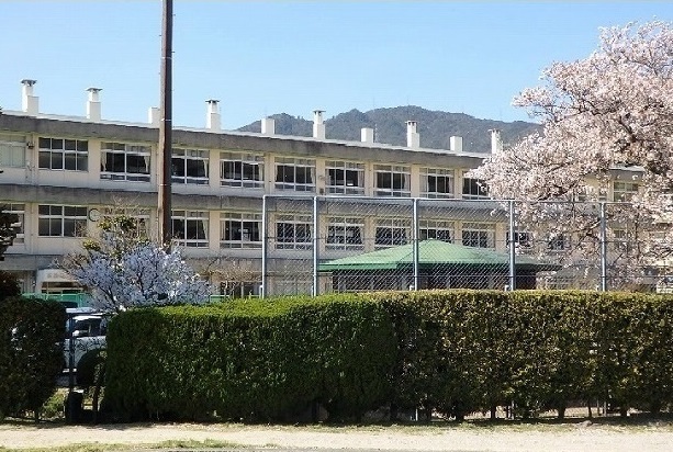 小学校　三入小学校（小学校）まで2600m