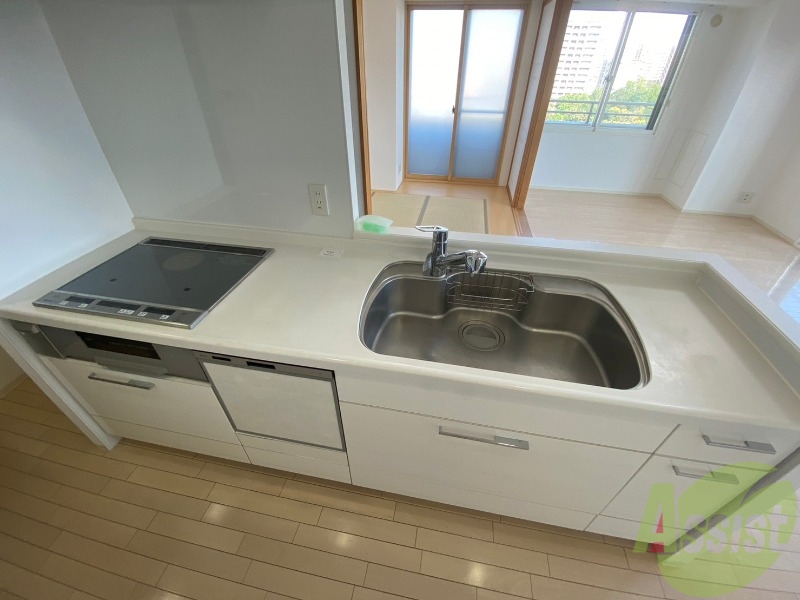 キッチン　洗い場が大きくて洗い物もしやすそうです。