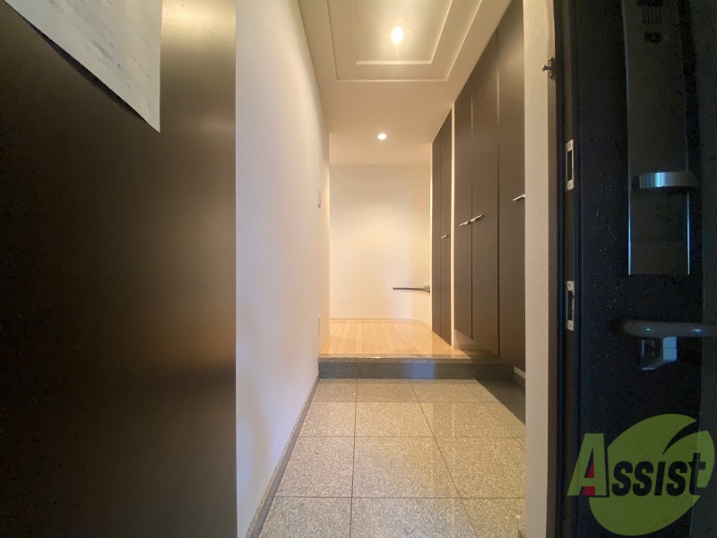 玄関　玄関です。ご覧の通り広々としていますね。