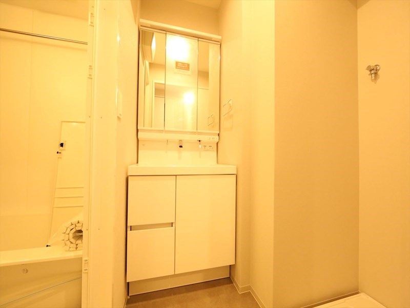 洗面設備　脱衣所　独立洗面台（シャンプードレッサー付）収納スペース有