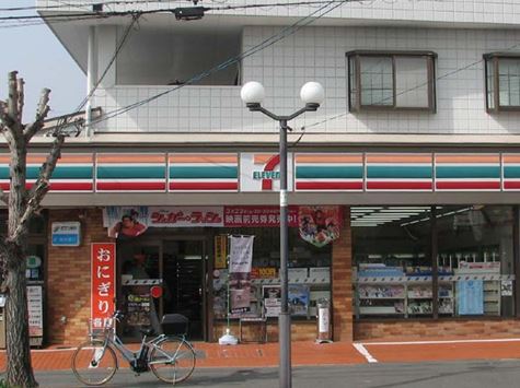 コンビニ　セブンイレブン（コンビニ）まで828m