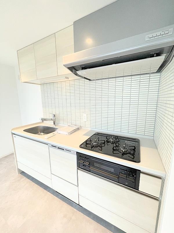 キッチン　システムキッチン・グリル付き３口ガスコンロ