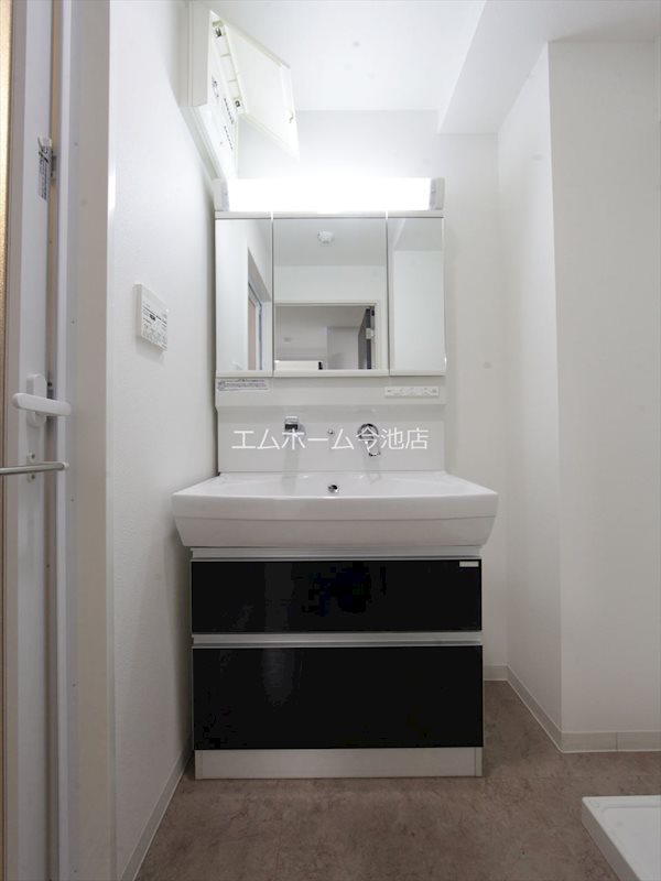 洗面設備　脱衣所　独立洗面台（シャンプードレッサー付）