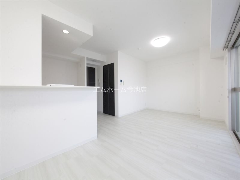 居室・リビング　LDK12.7帖　収納付　南向バルコニー