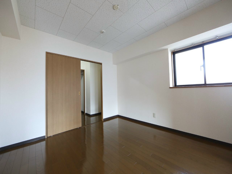 その他　洋室8帖　納戸付　クローゼット付（収納充実してます）