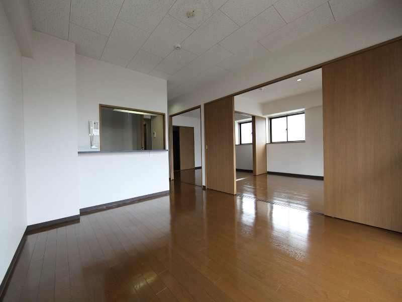 居室・リビング　ＬＤＫ12.5帖　南向きバルコニー（日当たり良好）