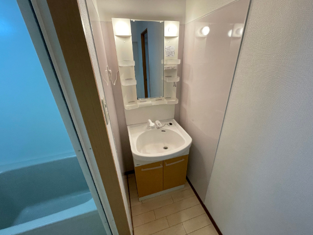 洗面設備　※同タイプのお部屋の写真です。（反転）