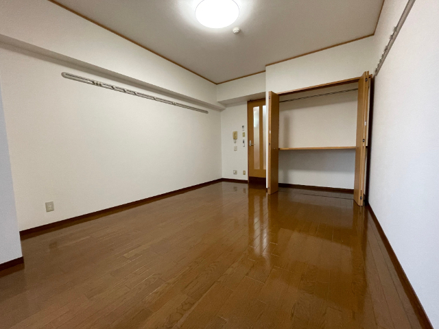 居室・リビング　※同タイプのお部屋の写真です。（反転）