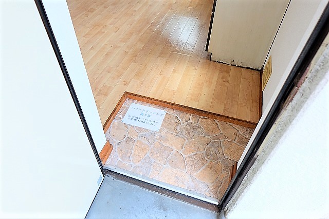 玄関　写真は同建物の別部屋を参考に掲載しております。