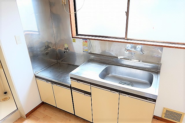 キッチン　写真は同建物の別部屋を参考に掲載しております。