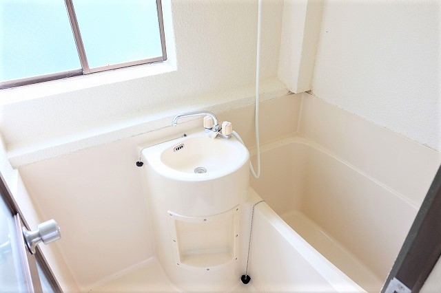 バス・シャワールーム　写真は同建物の別部屋を参考に掲載しております。