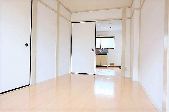 居室・リビング　写真は同建物の別部屋を参考に掲載しております。