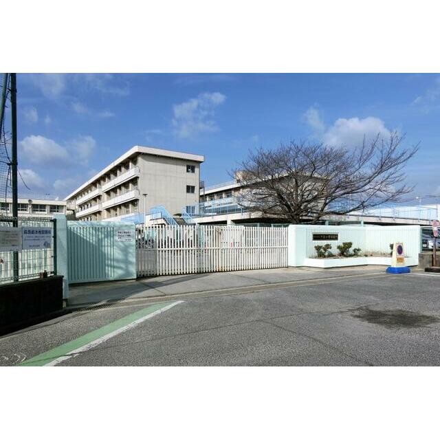 小学校　芳泉小学校（小学校）まで1029m