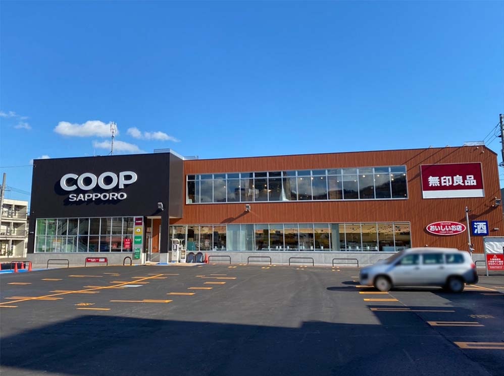 ショッピングセンター　無印良品コープさっぽろやまはな店（ショッピングセンター）まで373m