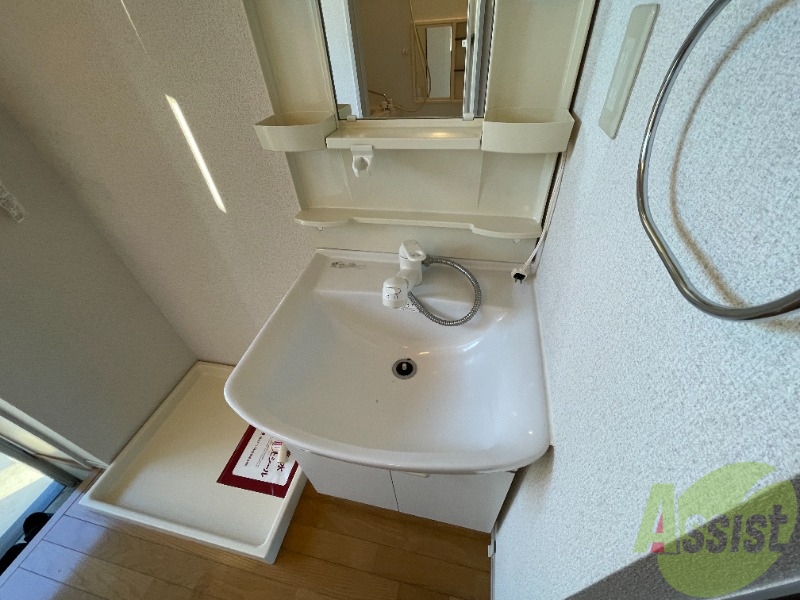 洗面設備　こちらは独立洗面台で朝の支度もはかどりますね。