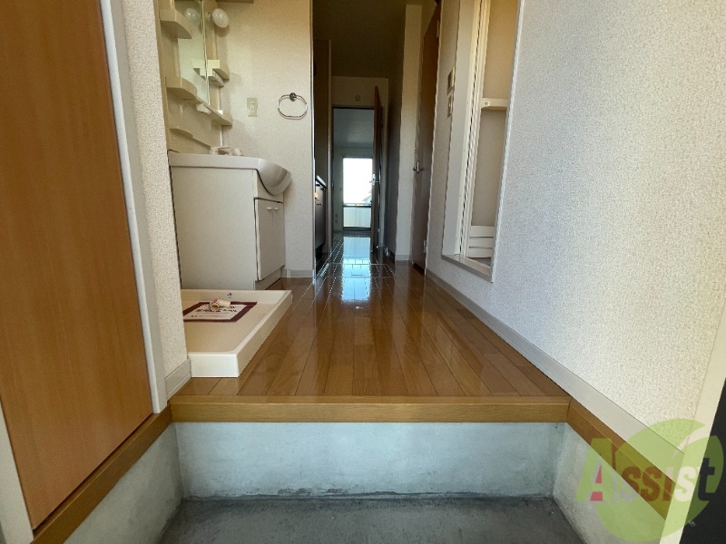 玄関　窓からの日差しが玄関まで届いて風の通りも良さそうです。