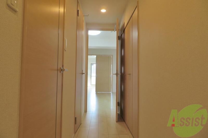 玄関　玄関を入ると右手に水回り、正面が居室へ続きます