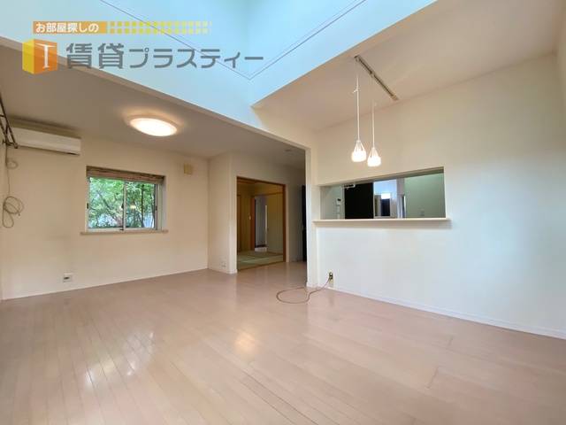 居室・リビング　吹抜けの天井があり、開放感のあるリビングです。