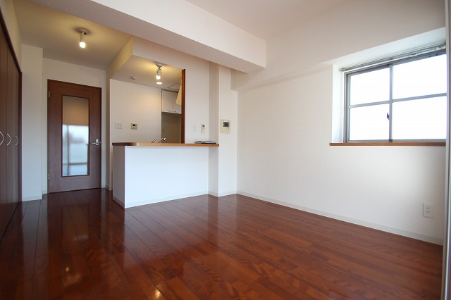 居室・リビング　同物件別号室のものです。