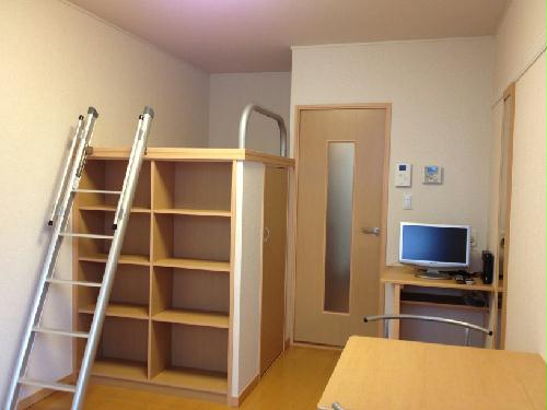 居室・リビング　ベッド下に収納スペースあり