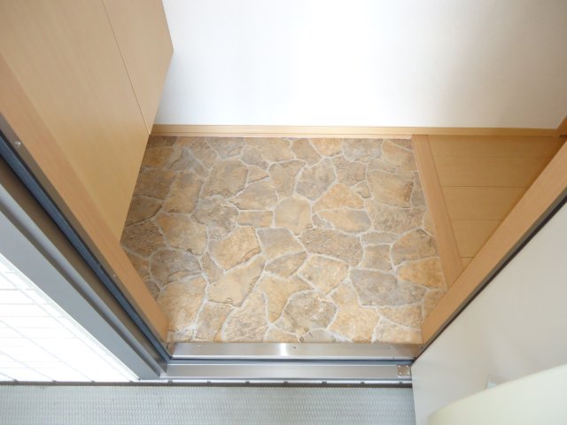 エントランス　※写真は202号室