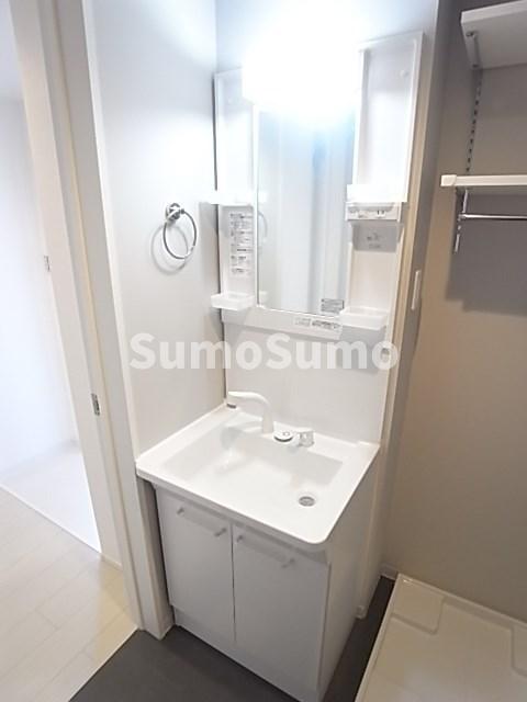 洗面設備　ゆったりとスペースのある洗面所