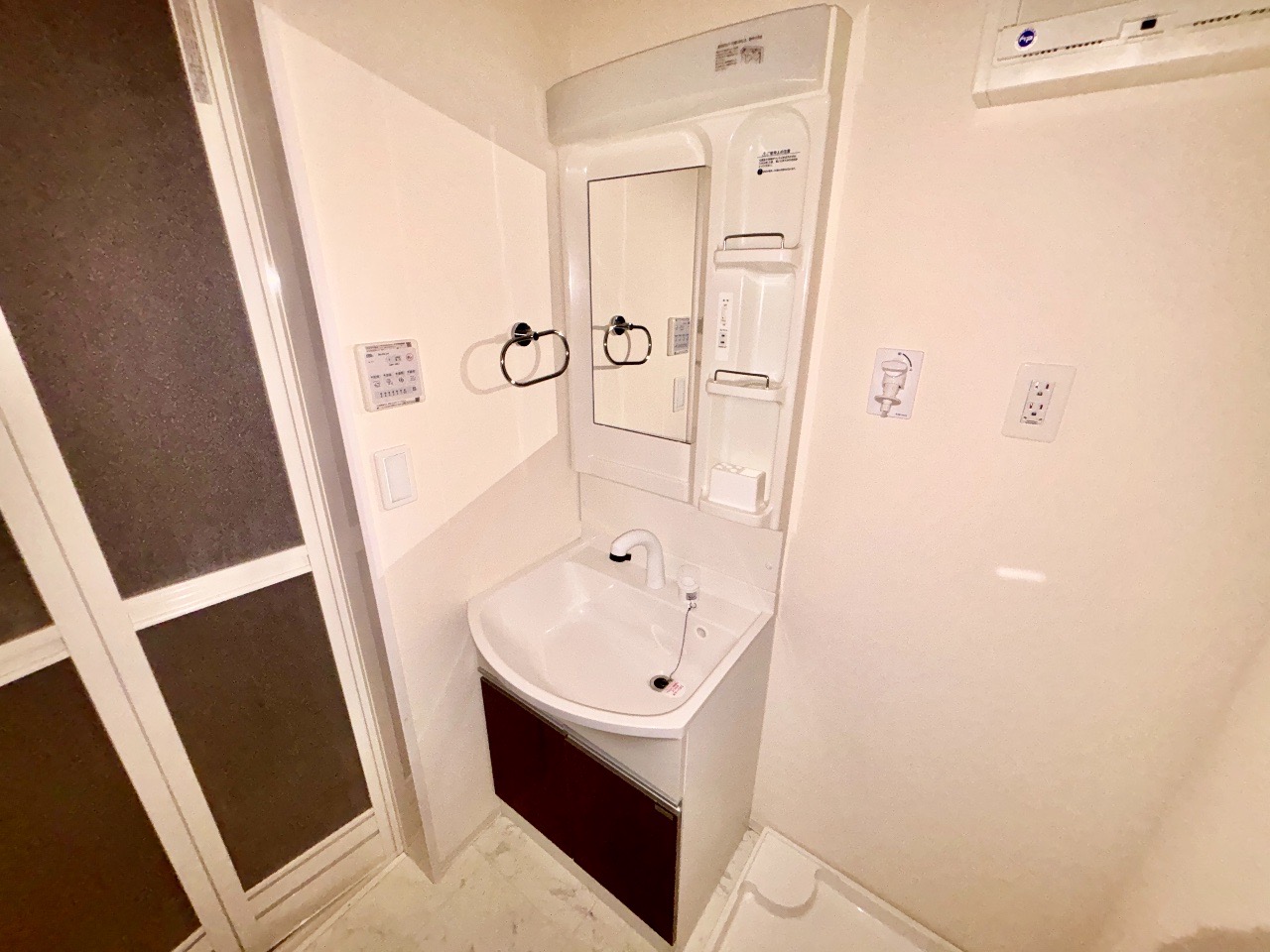 洗面設備　洗面・シャワー付き洗面化粧台です！室内洗濯機置き場もあります