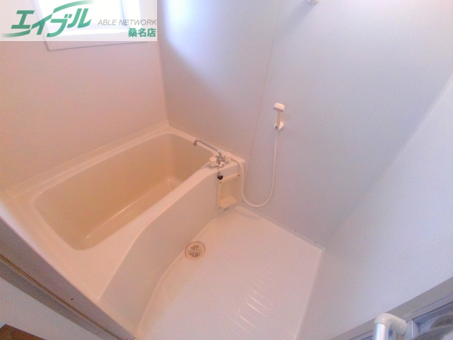 バス・シャワールーム　バス同物件別部屋の写真になります。