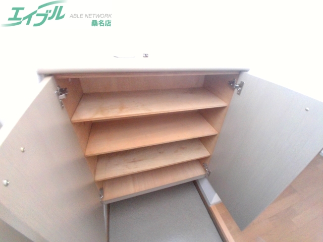 玄関　玄関同物件別部屋の写真になります。