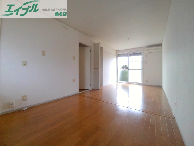 居室・リビング　居室・リビング同物件別部屋の写真になります。