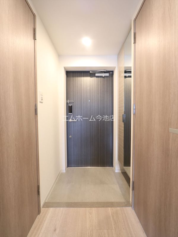 玄関　玄関　シューズボックス付（収納充実してます）