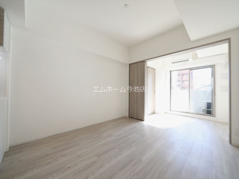 バルコニー　LDK9.1帖　洋室3.3帖と繋げて使用もできます