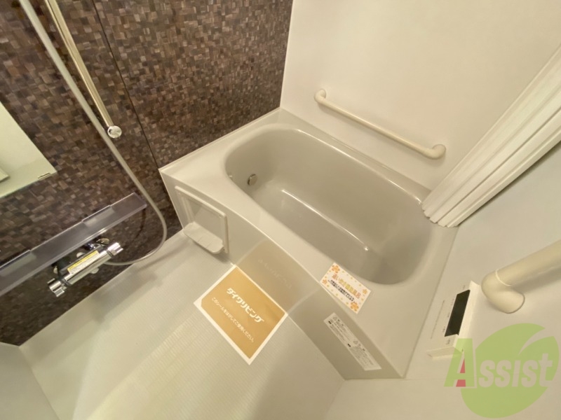 バス・シャワールーム　バスルームはこちらです。広々としてゆったり休めます。