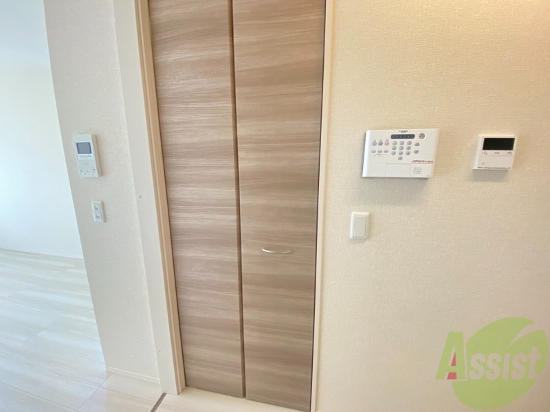 収納　収納はこちらのクローゼットをお使いください。