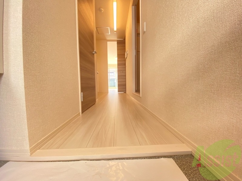 玄関　玄関から撮影しました。敷居が高くなくて安心ですね。
