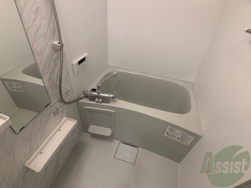 バス・シャワールーム　浴室はシンプル。一人暮らしにはちょうど良いサイズですね。