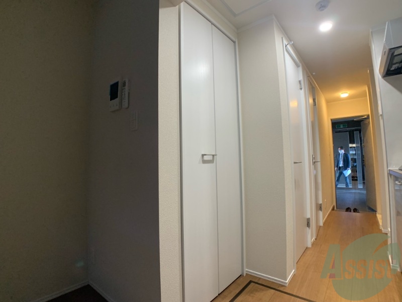 収納　洋室のクローゼットは一人暮らしにはちょうど良いサイズですね。