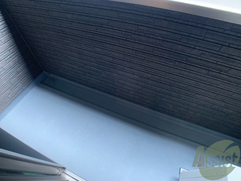 バルコニー　バルコニーは洗濯物を干すのに十分な広さがありますね。