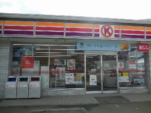 その他　アパートから65ｍ、徒歩1分の距離にあるコンビニです