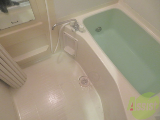 バス・シャワールーム　バスルームは広々としておりゆっくりと休めそうです。