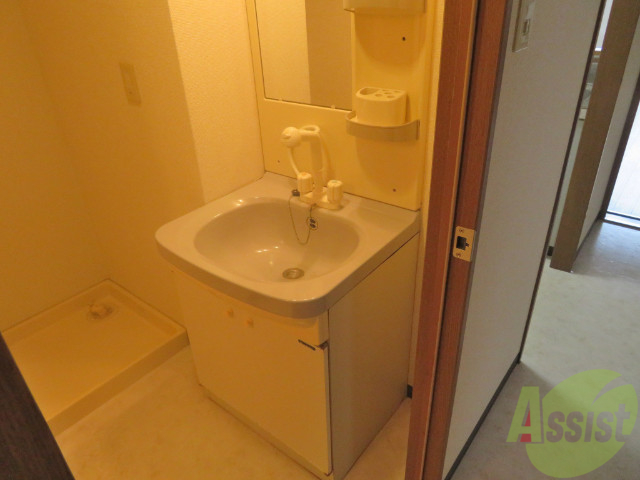 洗面設備　洗面台は独立しており使いやすそう。シャワーヘッド付き