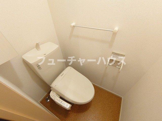 トイレ　落ち着いた色調のトイレです