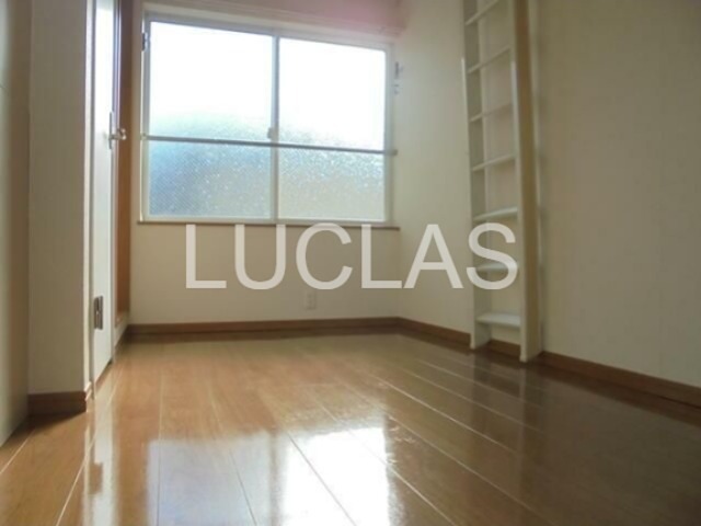 居室・リビング　落ち着いた色味の床材がくつろぎ空間を演出♪