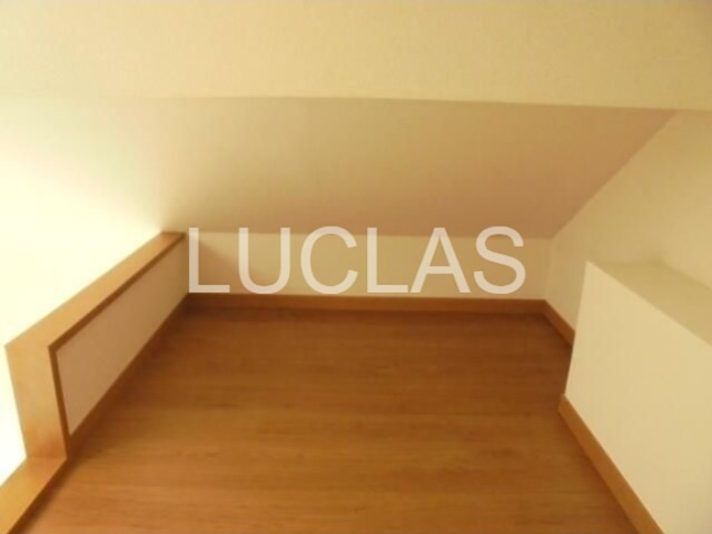 その他部屋・スペース　木目調の床と白の壁紙で暖かみのある居室♪