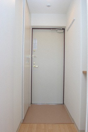 玄関　圧迫感のない玄関スペースです♪