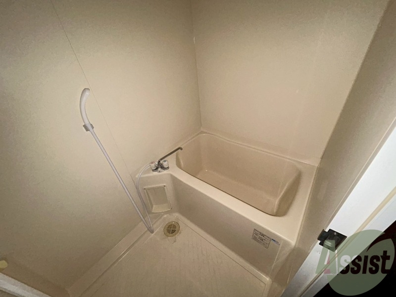 バス・シャワールーム　落ち着いたデザインの浴室。ゆったりできそうです。