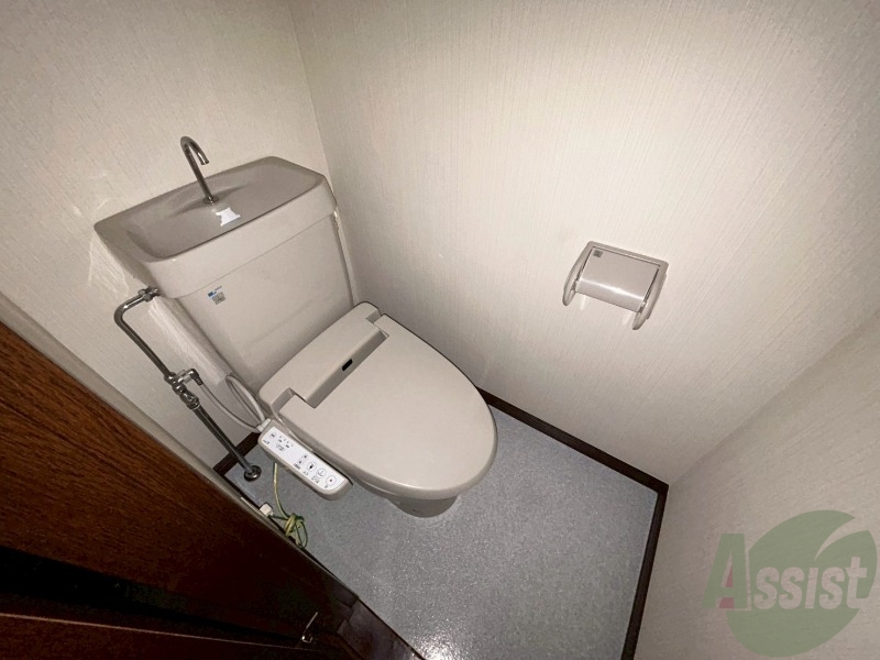トイレ　温水洗浄便座です。清潔感、広さともに問題無しです。