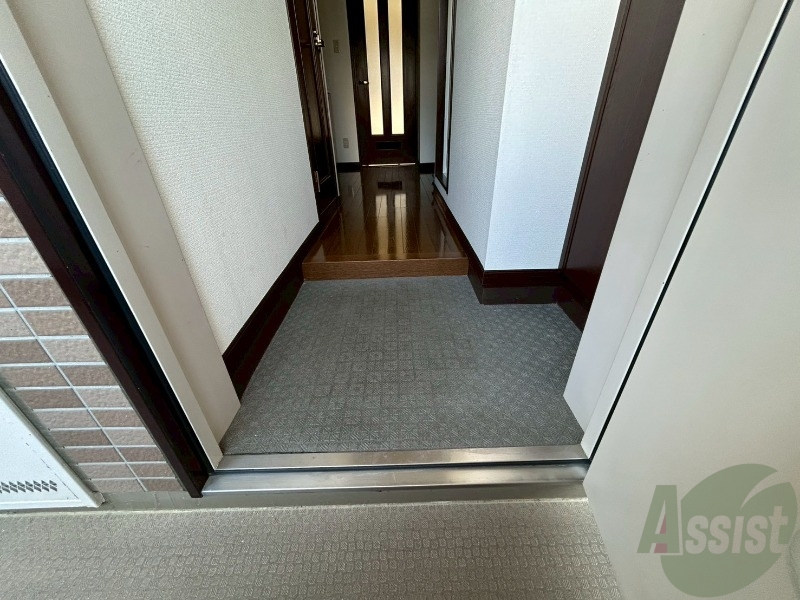 玄関　シンプルな玄関です。立ち回るのに十分なスペースがあります。