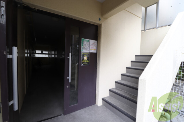 エントランス　モダンな感じの外観です。