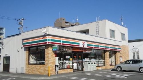 コンビニ　セブンイレブン札幌北郷３条８丁目店（コンビニ）まで557m